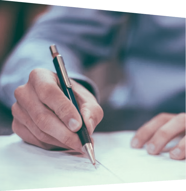 Main signant un document avec un stylo, convention d'honoraires d'avocat